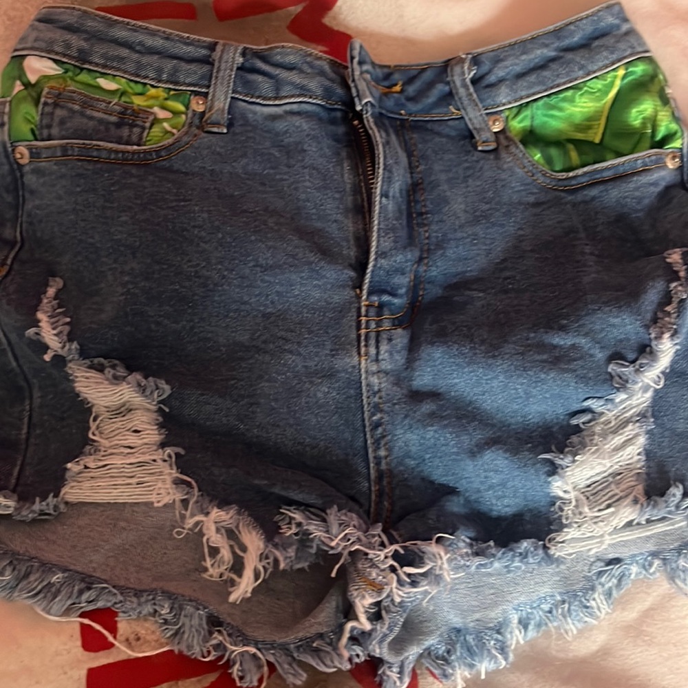 AKIRA shorts